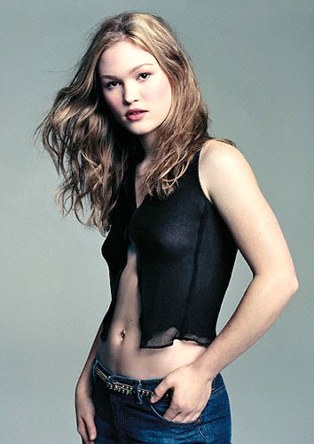 Julia Stiles Bra Size and Body Measurement - Celebrity Bra Size, Body