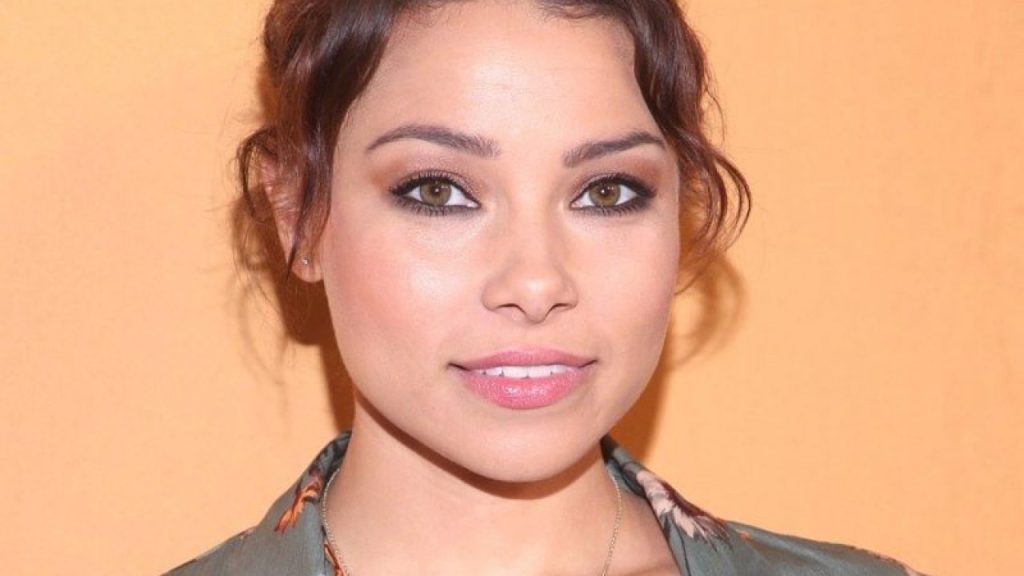 Jessica Parker Kennedy Bra Size