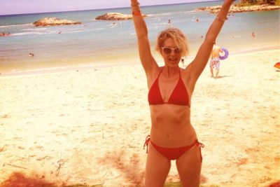 Jenna Elfman Enjoying the Beach